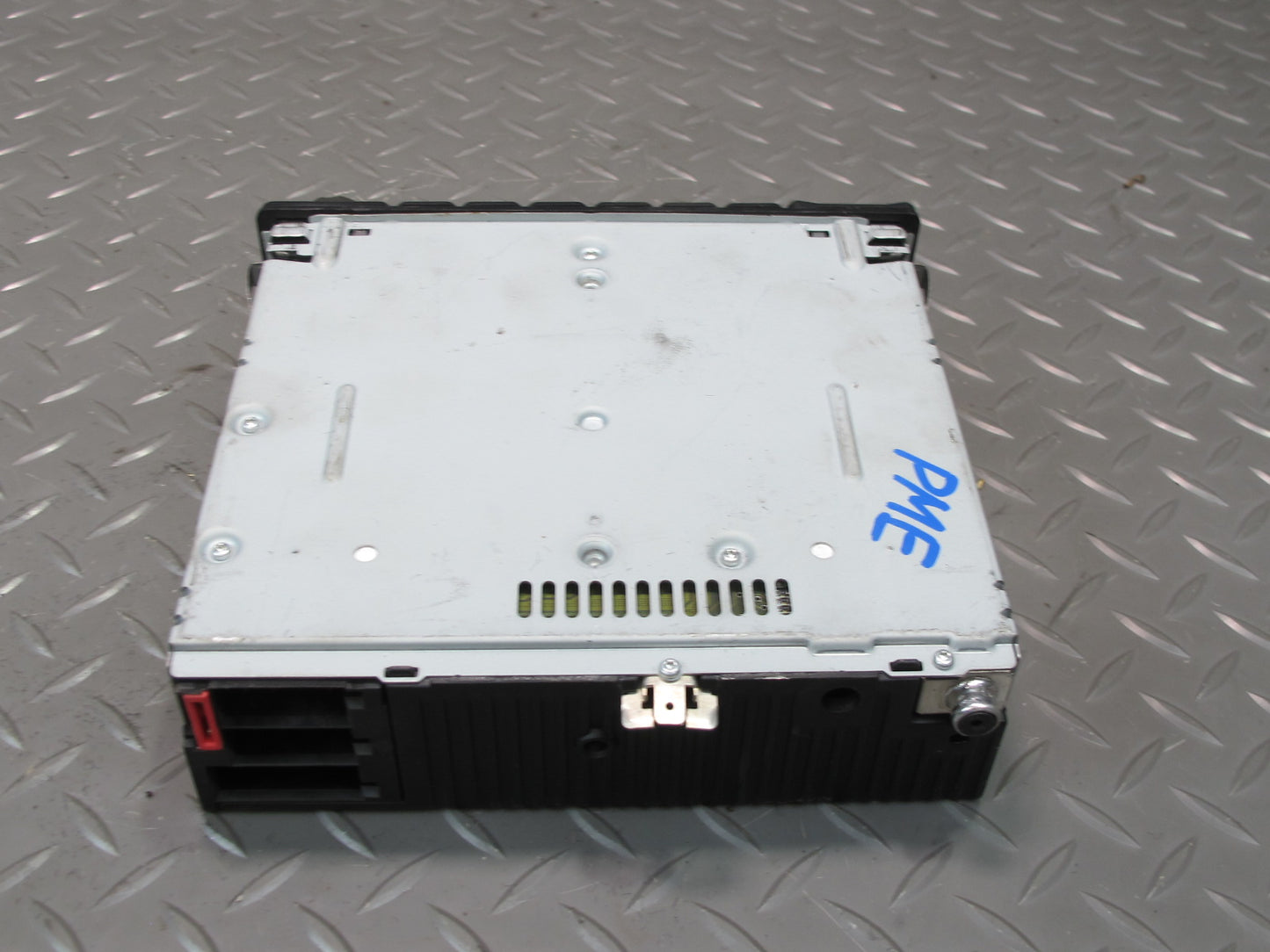 94-95 Mercedes W124 300D Radio AM FM Cassette Player 0038203686 OEM