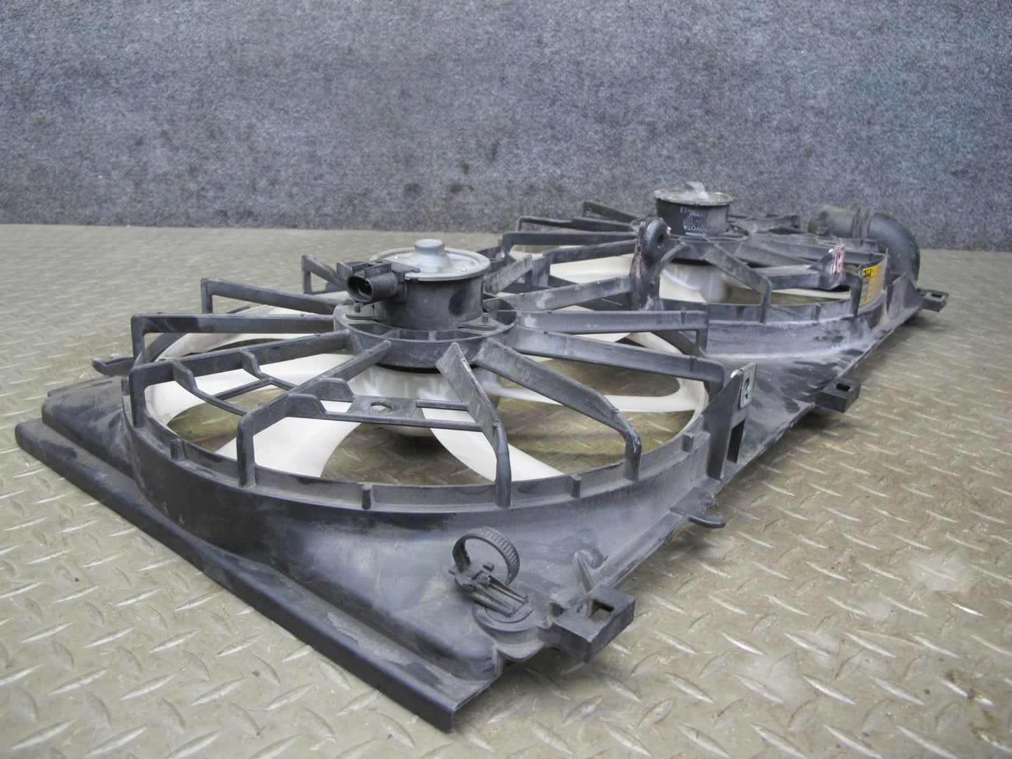 01-05 Lexus JCE10L IS300 Engine Radiator Cooling Fan Motor Shroud OEM