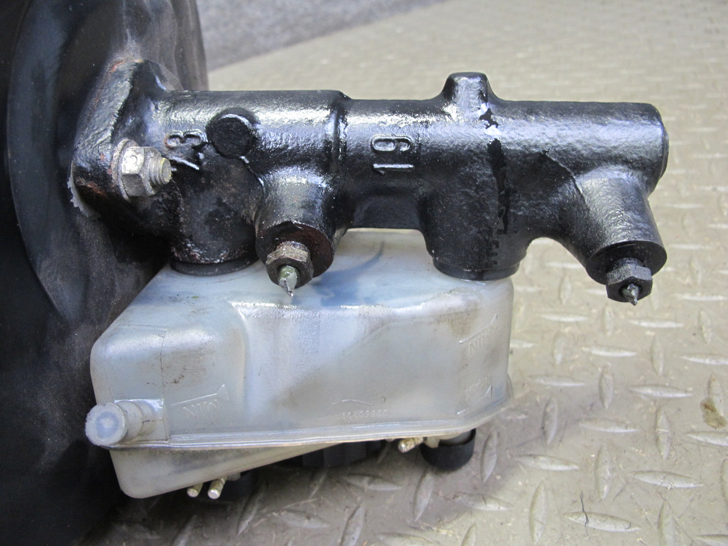 82-85 Mercedes W123 300D Brake Master Cylinder Booster Fluid Reseervoir Tank OEM