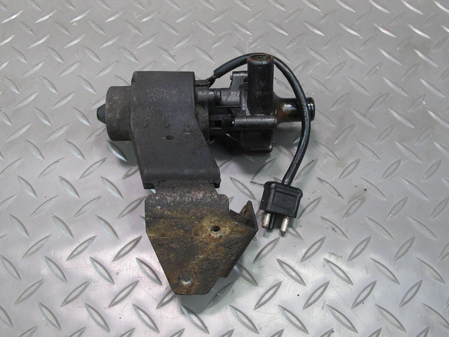 75-85 Mercedes W123 Auxiliary AUX Coolant Water Recirculation Pump OEM