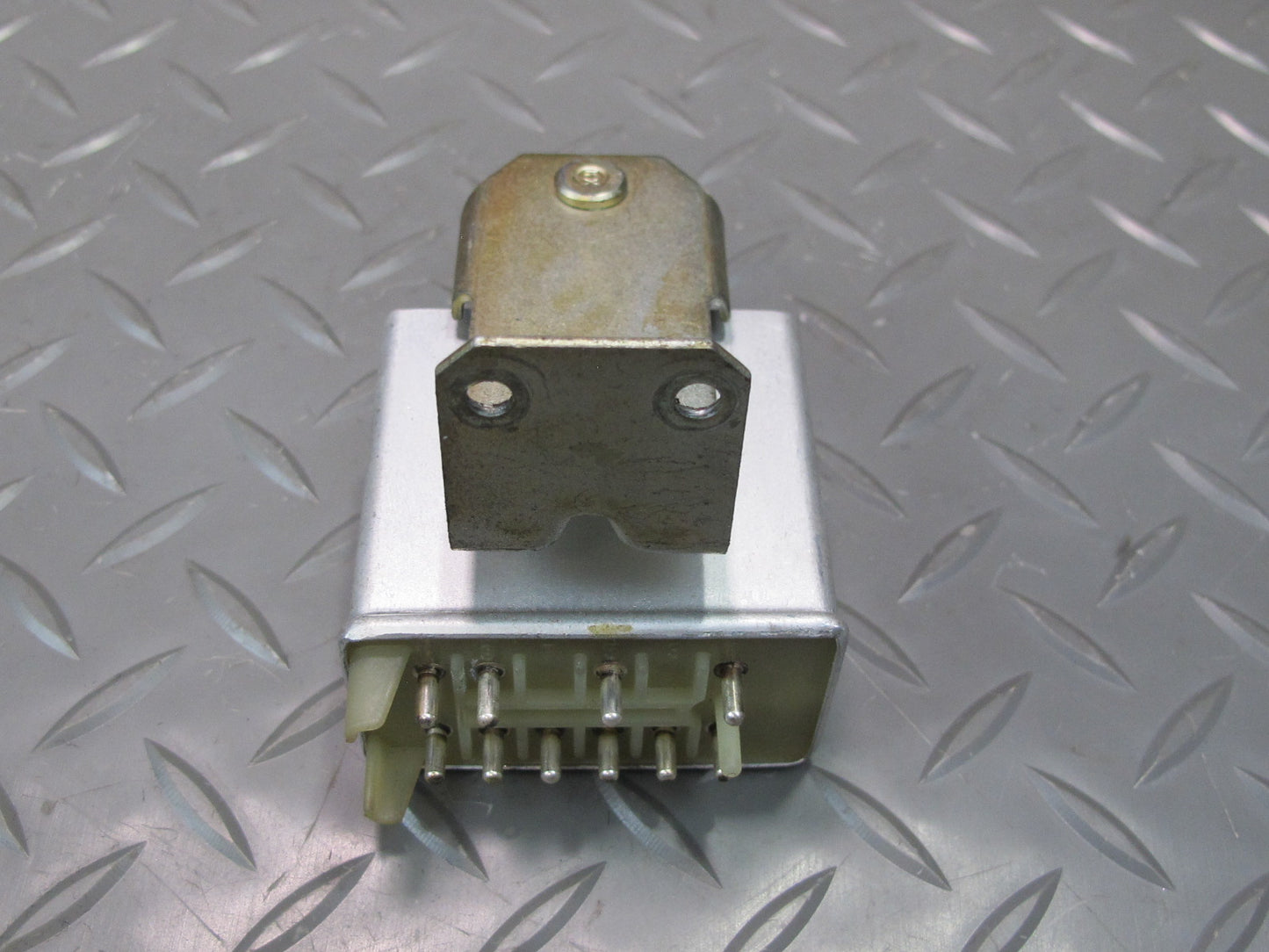 75-85 Mercedes W123 300D Seat Belt Warning Relay Module 0015455232 OEM