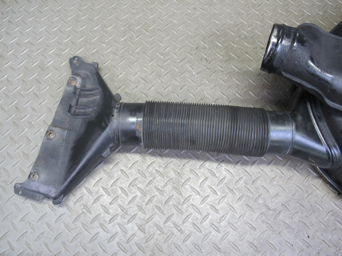 82-85 Mercedes W123 300D Air Intake Cleaner Filter Box w Pipe Line OEM