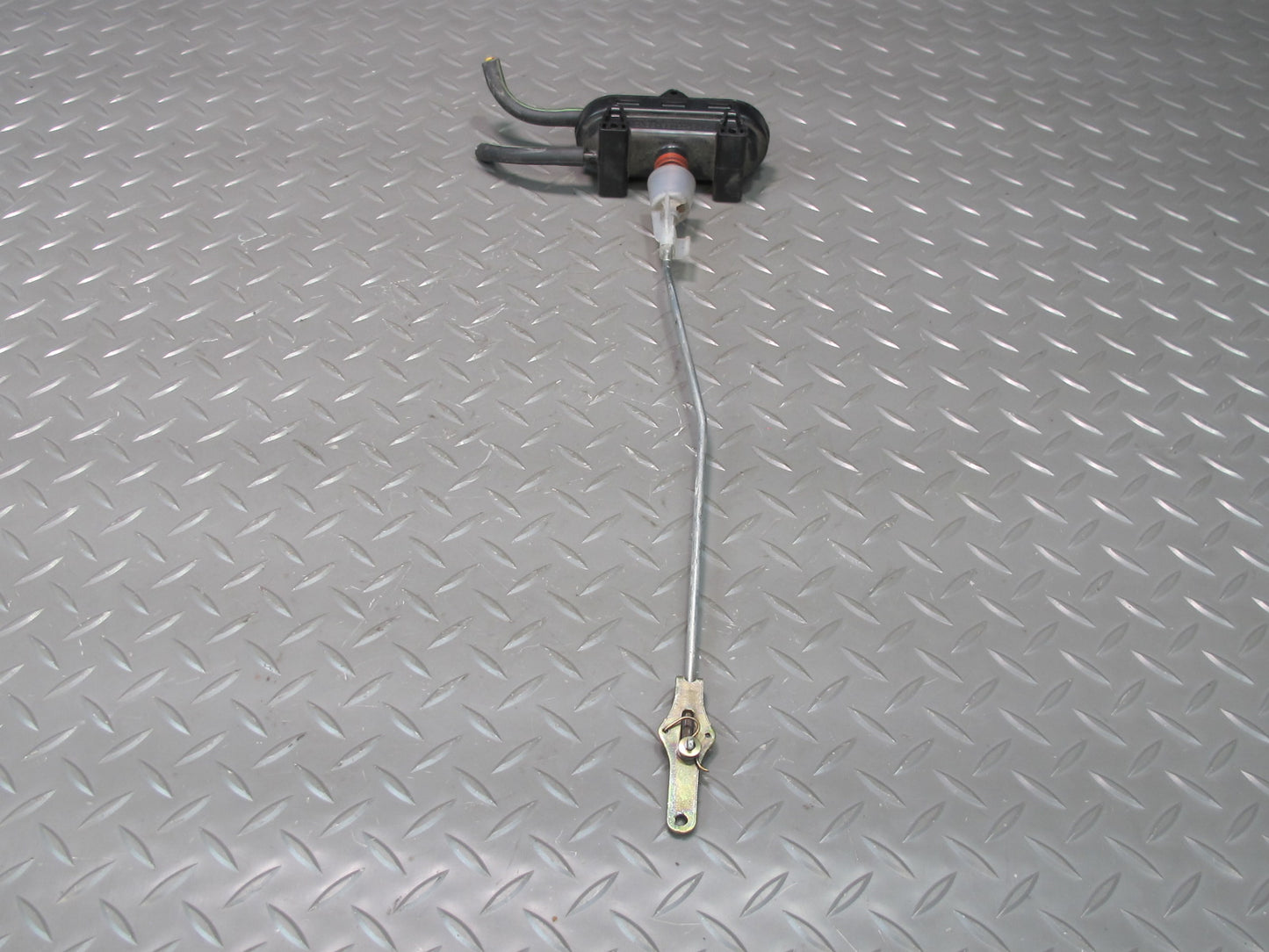 75-85 Mercedes W123 300D Front Right Door Lock Vacuum Actuator OEM