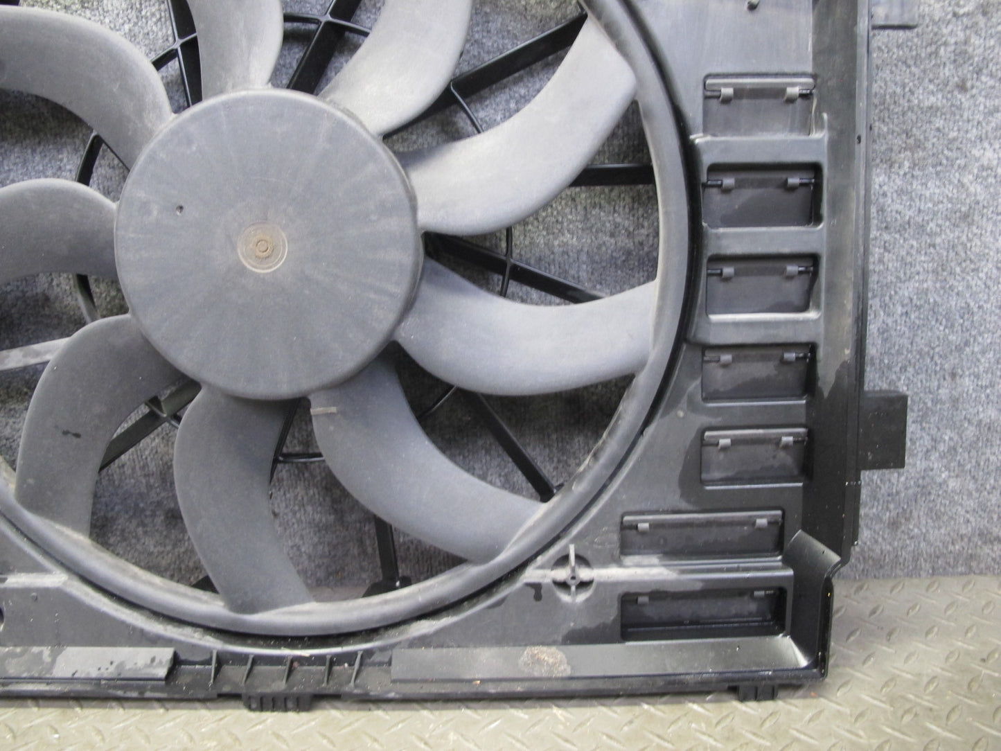 2011-2018 Porsche Cayenne S 958 4.8L Engine Cooling Fan Motor Shroud Assembly