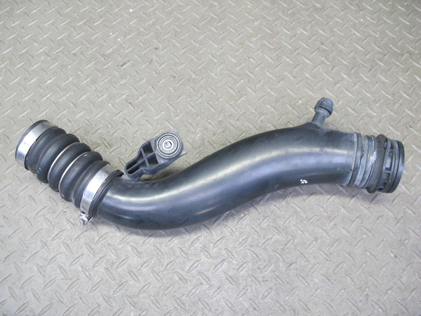 2011-2018 Porsche Cayenne 958 4.8L Turbo Right Side Intercooler Hose Pipe Line