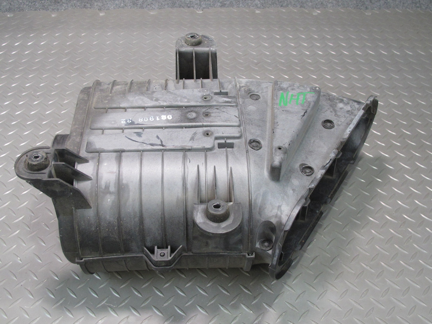 2008-2009 Hummer H2 Air Intake Cleaner Filter Box Housing