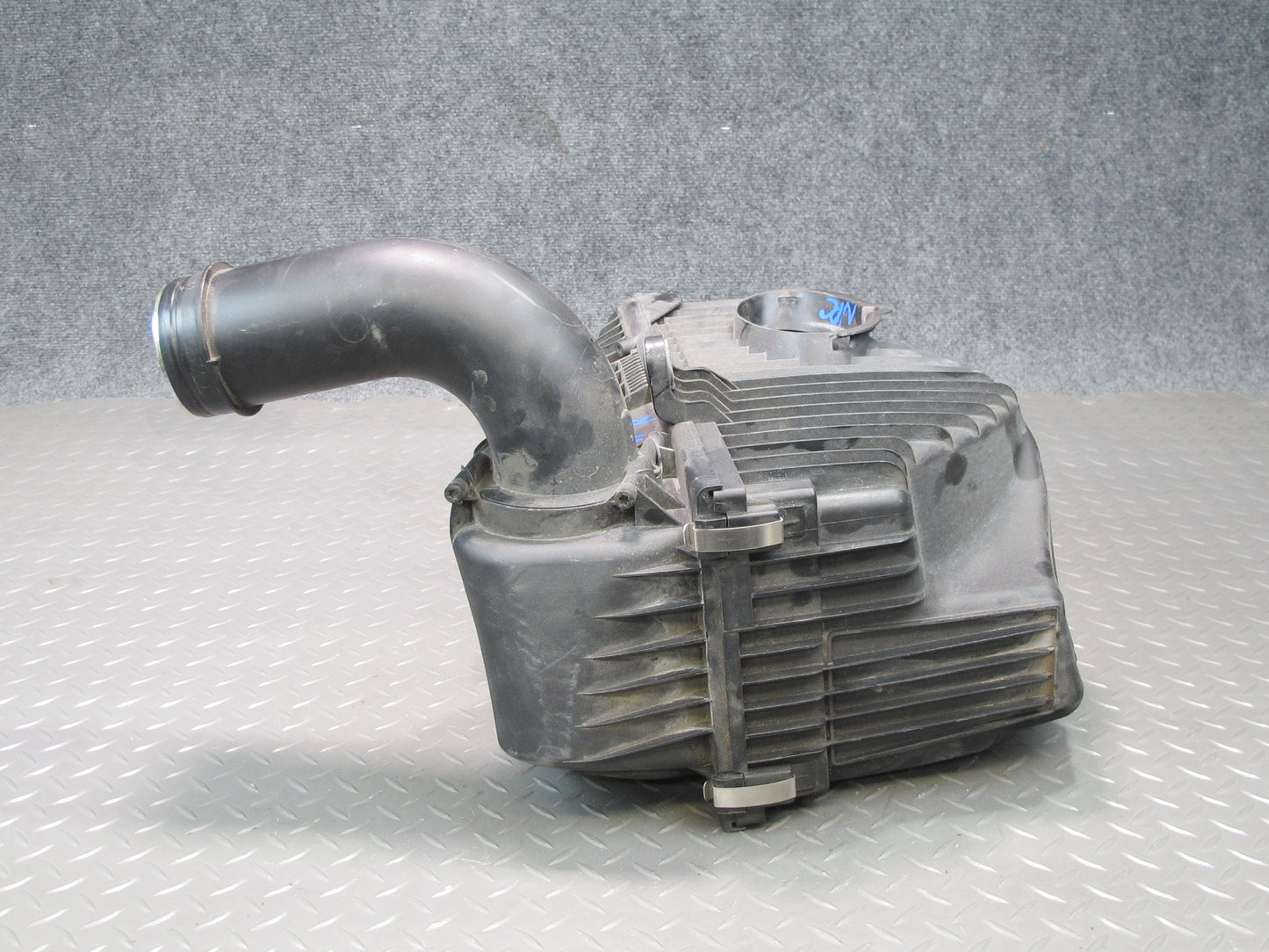 2011-2014 Porsche Cayenne S 958 4.8L Front Right Air Intake Cleaner Filter Box