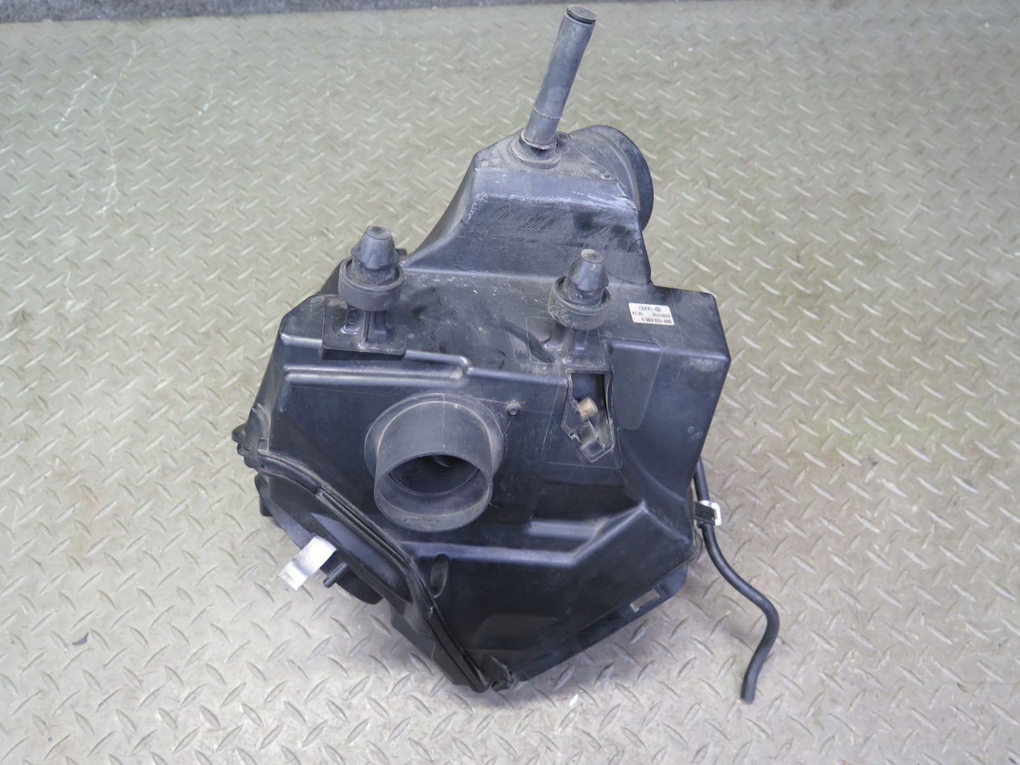 08-12 Audi S4 S5 4.2L Air Intake Cleaner Filter Box w Temp Sensor 8K0133837A OEM