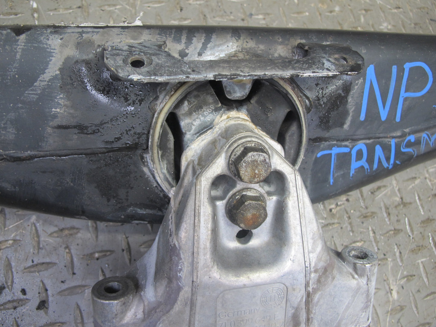 2011-2014 Porsche Cayenne 958 Transmission Support Mount Bracket Carrier