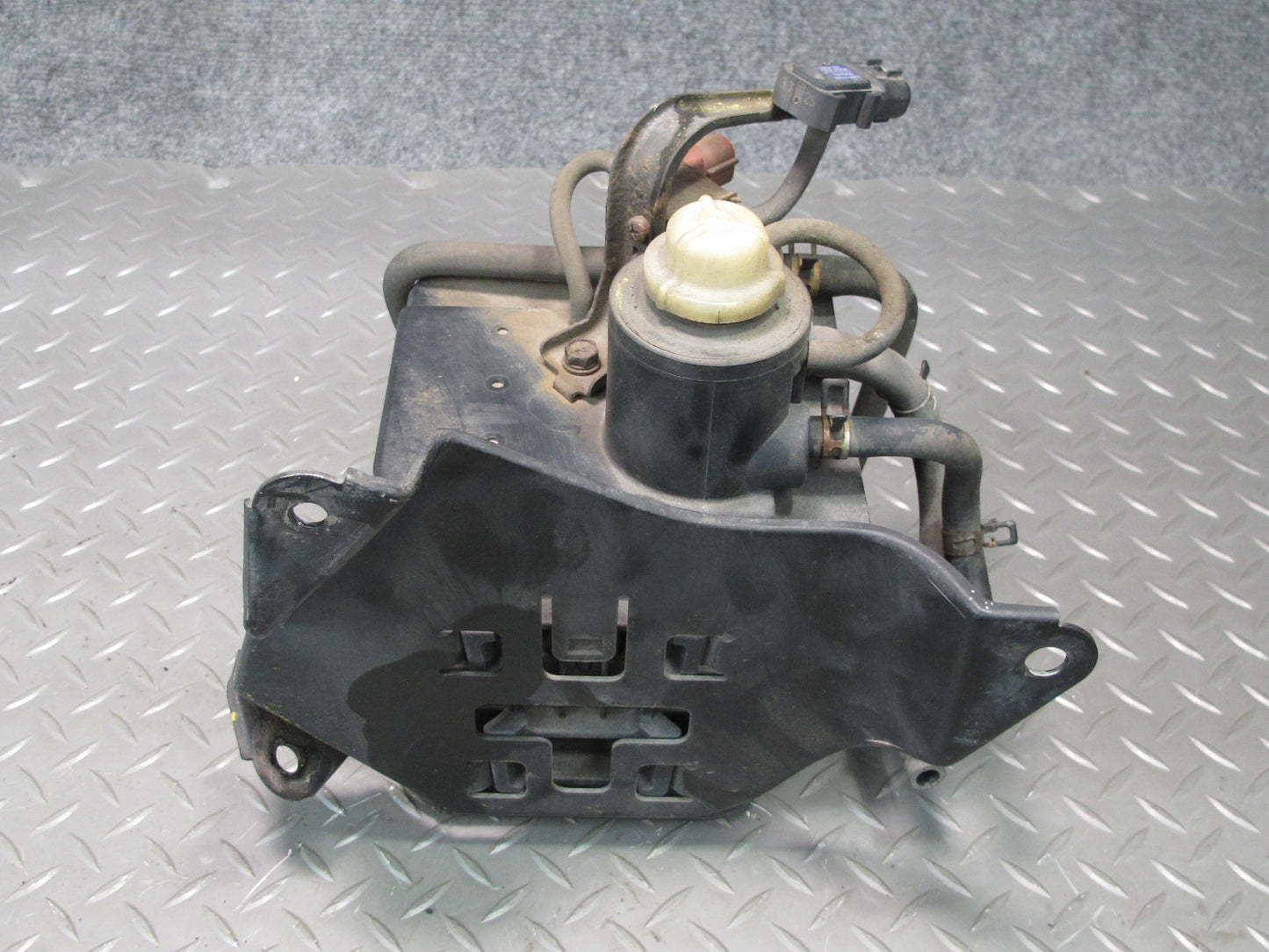97-00 Lexus JZZ31L SC400 SC300 Fuel Vapor Charcoal Canister w Sensor OEM