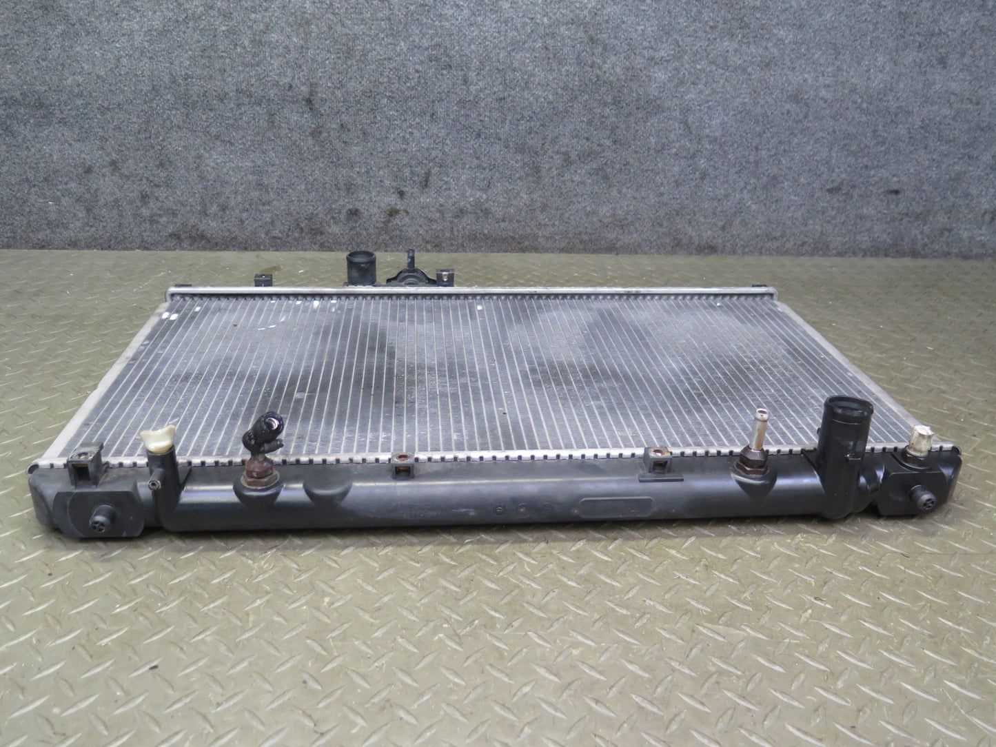 01-05 Lexus JCE10L IS300 Aftermarket Engine Cooling Radiator