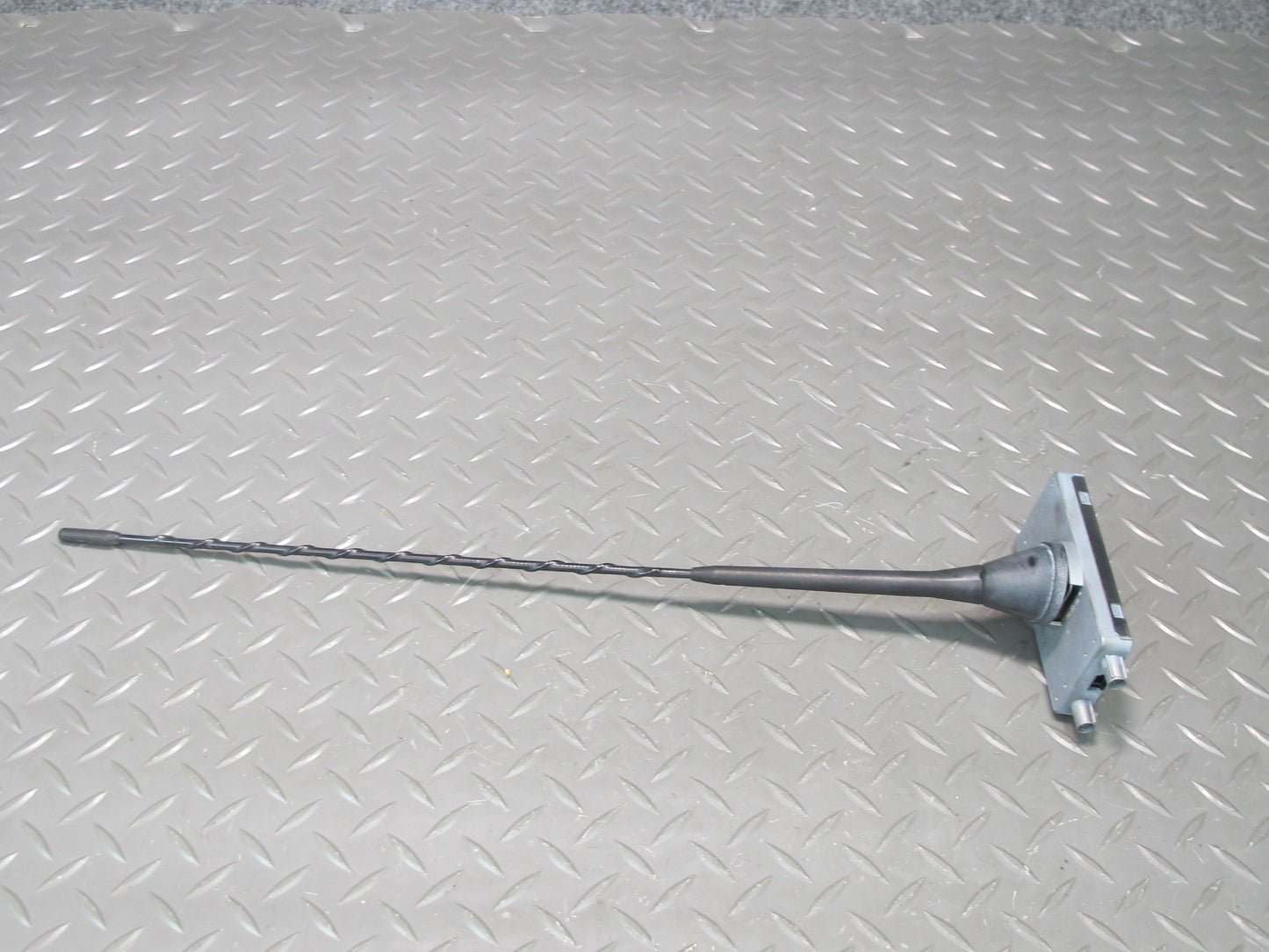 01-06 BMW E46 330ci Convertible Rear Exterior Radio Antenna w AMP Module OEM