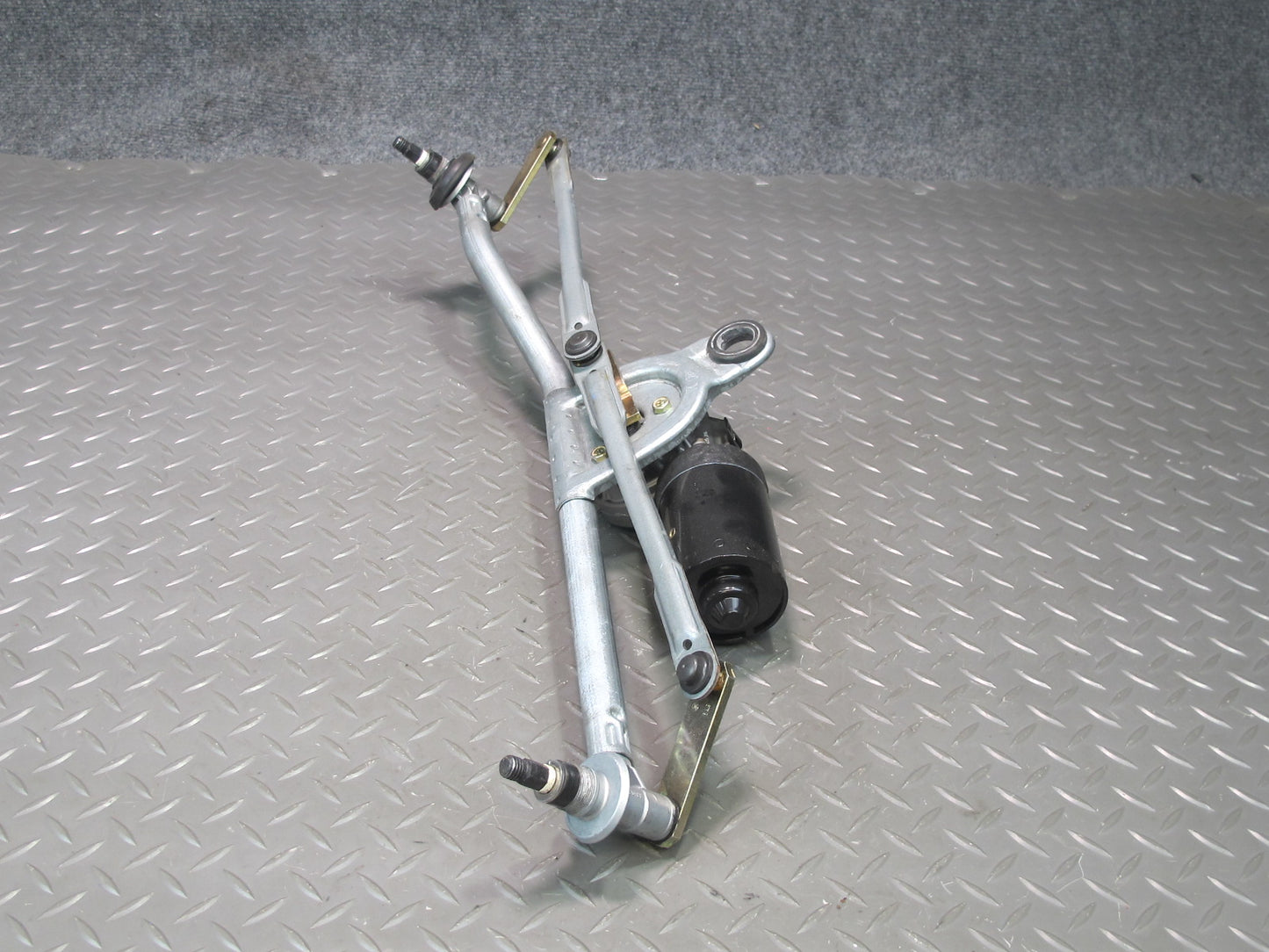 01-06 BMW E46 330ci Windshield Wiper Transmission Linkage w Motor OEM