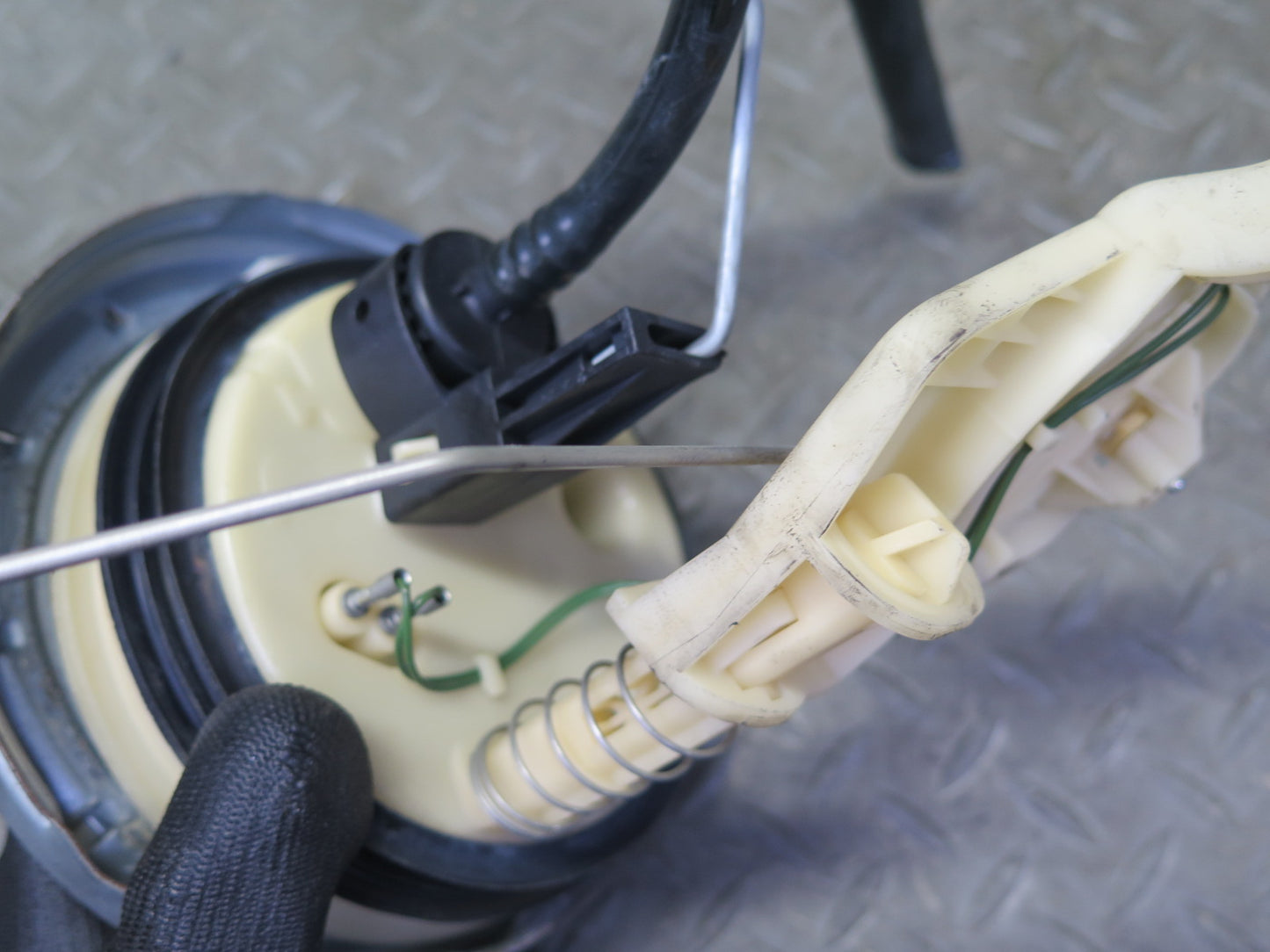 01-06 BMW E46 330ci 3.0L M54 Fuel Pump Level Sensor Sending Unit Set 77K OEM