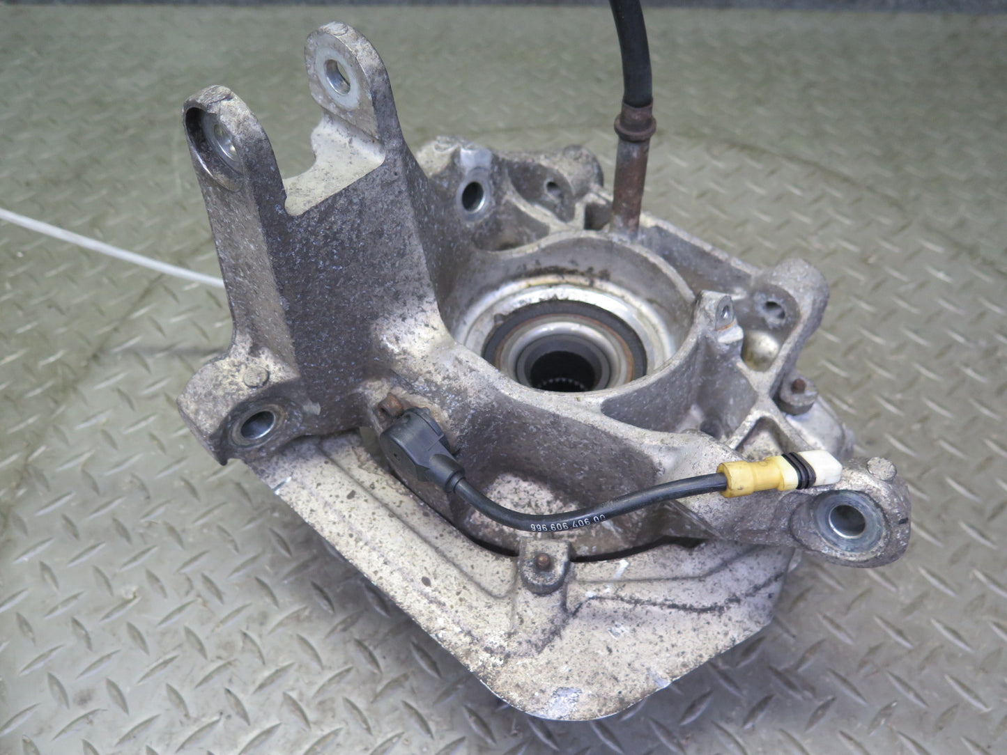 1999-2004 Porsche 911 996 RWD Rear Right Spindle Knuckle Wheel Hub