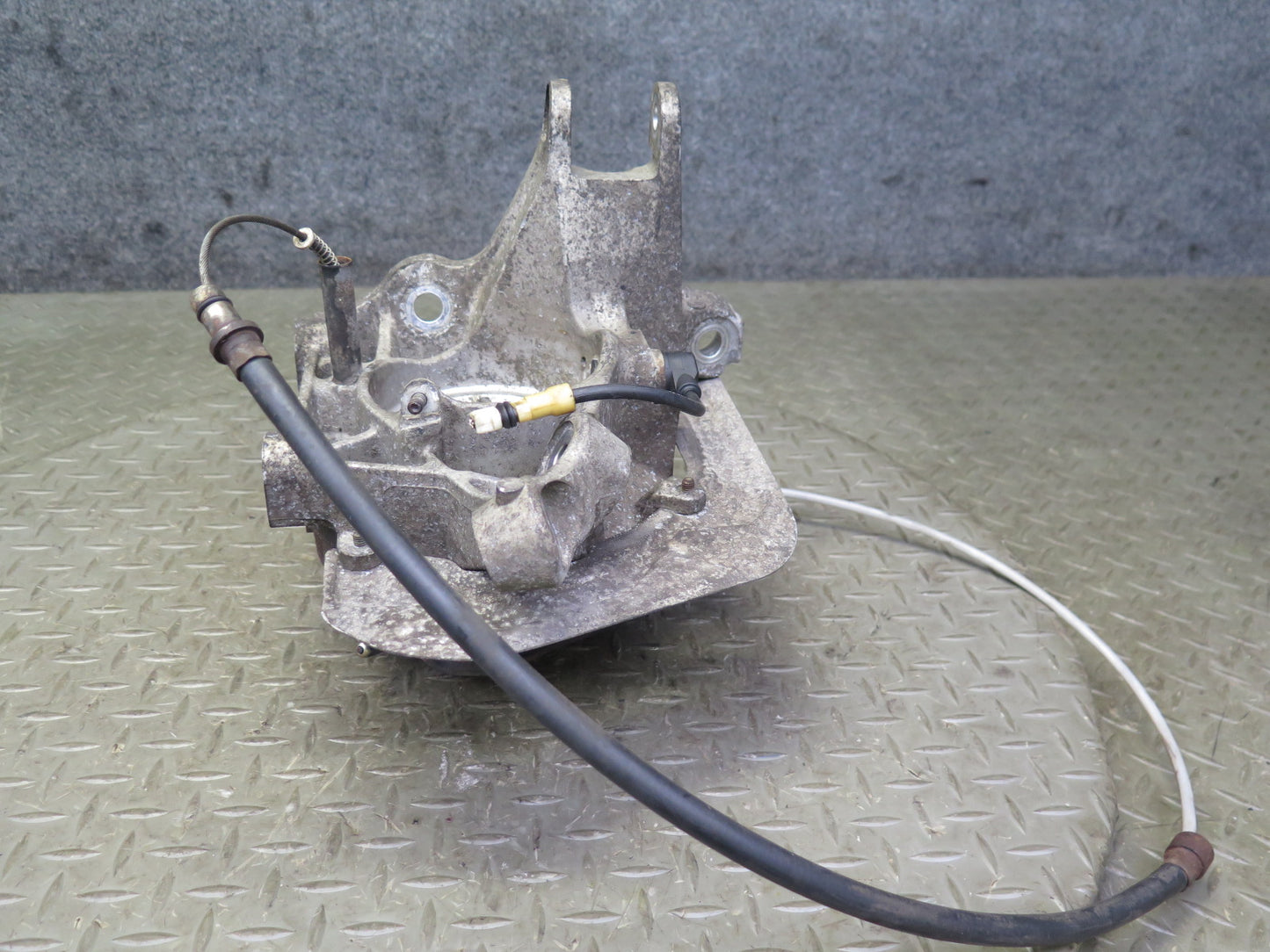 1999-2004 Porsche 911 996 RWD Rear Left Spindle Knuckle Wheel Hub