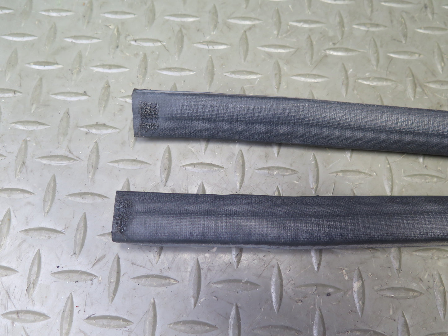 04-09 Nissan 350Z Convertible Left & Right Door Weatherstrip Rubber Seal Set OEM