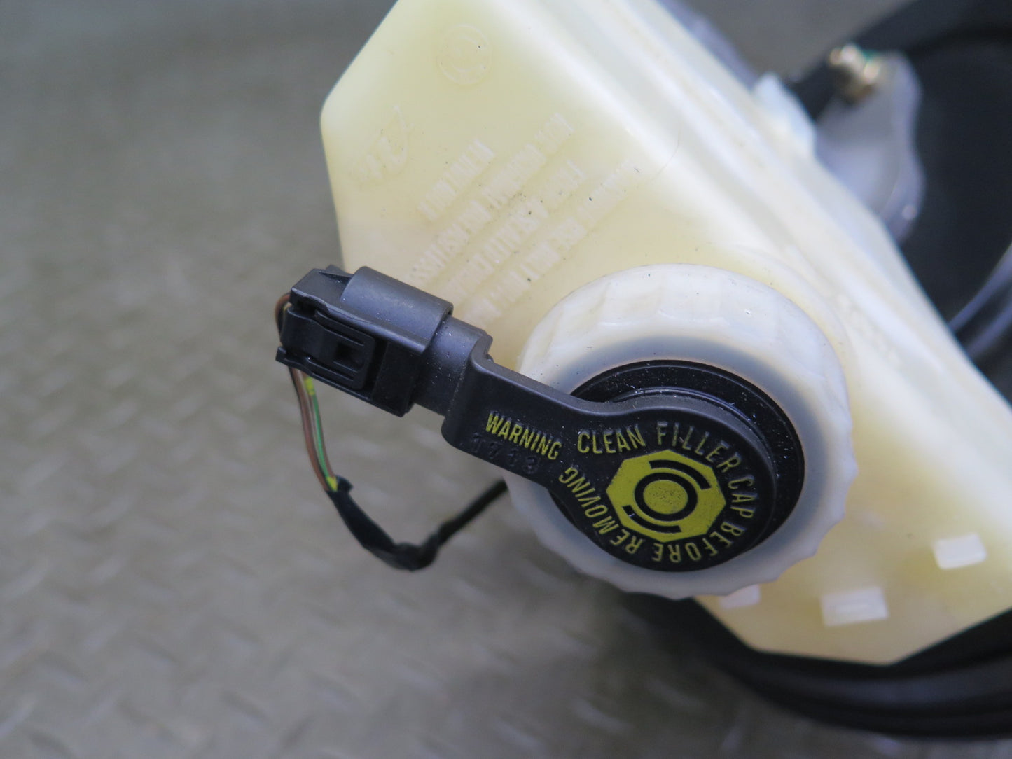 01-06 BMW E46 330ci Brake Master Cylinder Booster Fluid Reservoir OEM