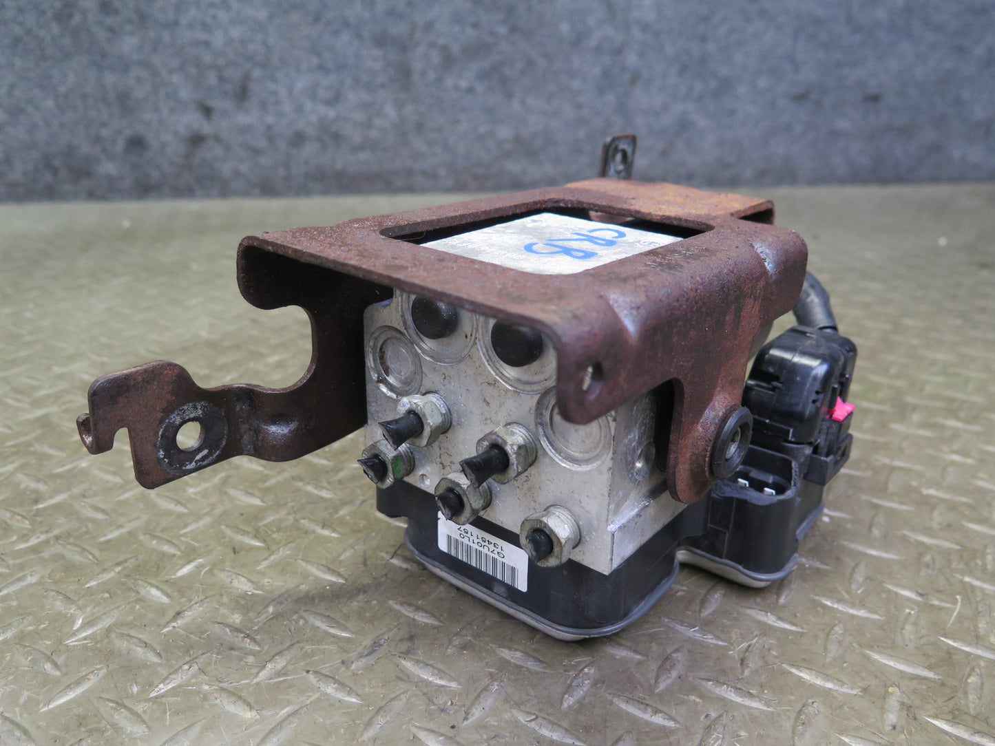 05-06 Chevrolet SSR A/T Anti Lock ABS Brake Pump Module w Bracket 13451157 OEM