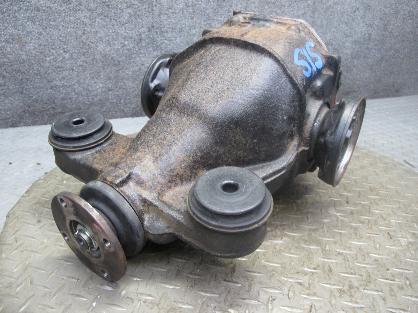 01-05 Lexus JCE10L IS300 A/T Rear Axle Differential Carrier 3.91 Ratio OEM