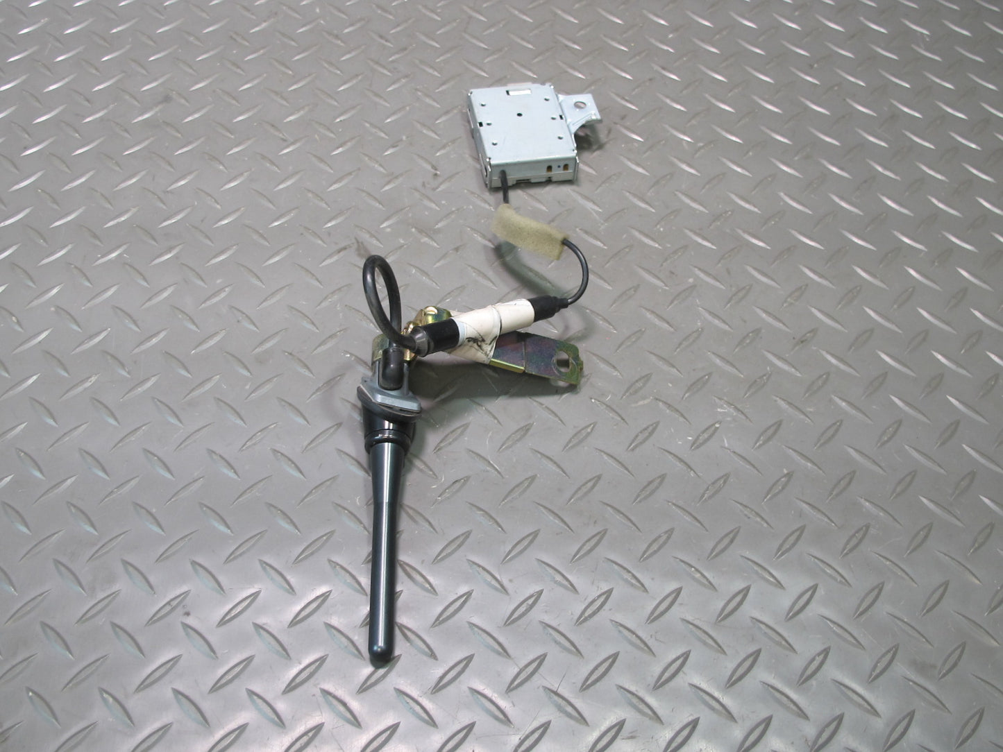 04-09 Nissan Z33 350Z Convertible Radio Antenna w Amplifier Module