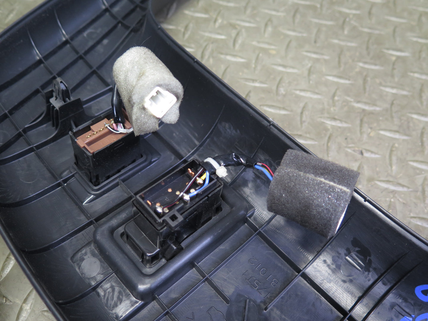 04-09 Nissan Z33 350Z Convertible Front Right Seat Garnish Trim w Switches OEM