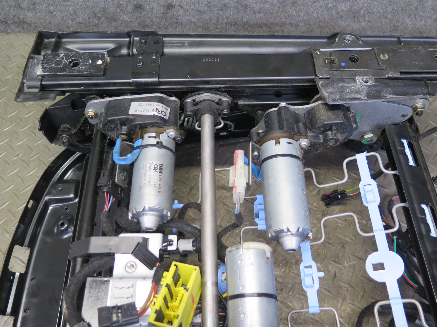 01-06 BMW E46 330ci Convert Front Left Seat Lower Frame Track Rail w Motor OEM