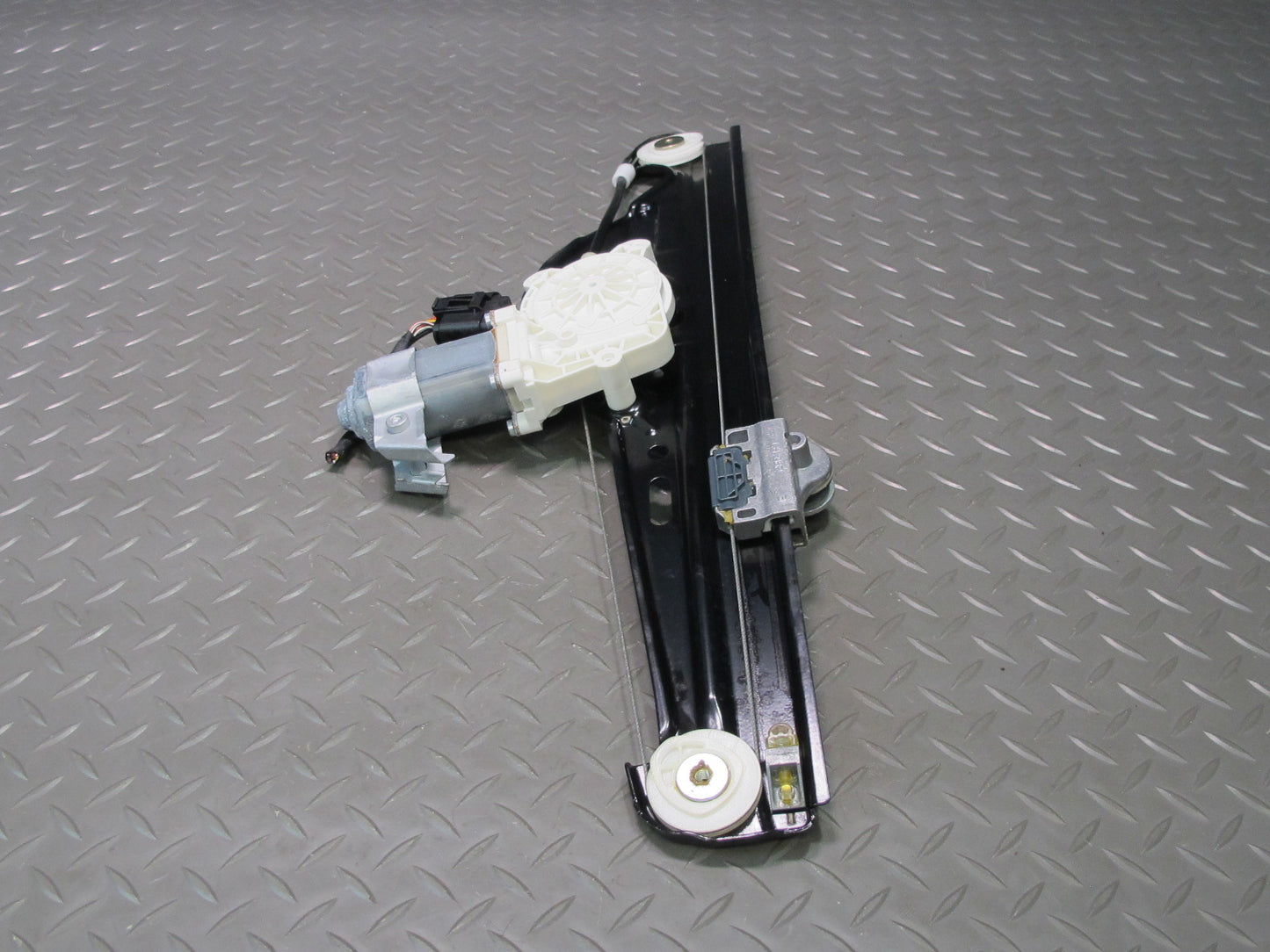 2006-2010 BMW E60 E61 M5 530i Rear Left Door Window Regulator w Motor 7034387