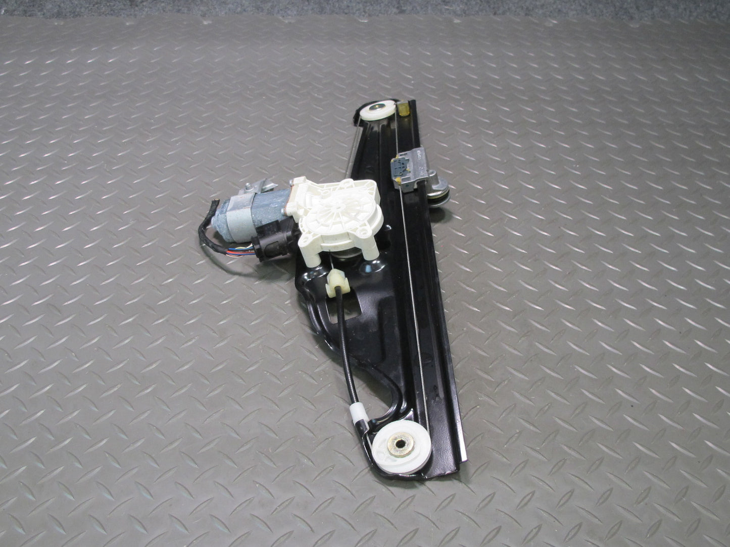 2006-2010 BMW E60 E61 M5 530i Rear Right Door Window Regulator w Motor 7075674