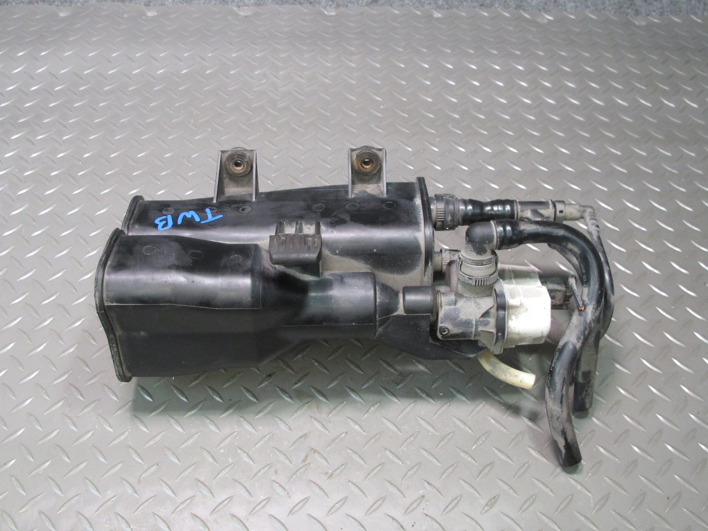 07-13 BMW E90 E92 E93 335i Fuel Evap Vapor Charcoal Canister 6765741 OEM