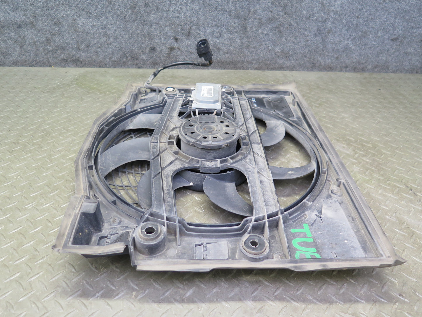 01-06 BMW E46 330i 330Ci M54 A/T Engine Cooling Fan Motor Shroud OEM