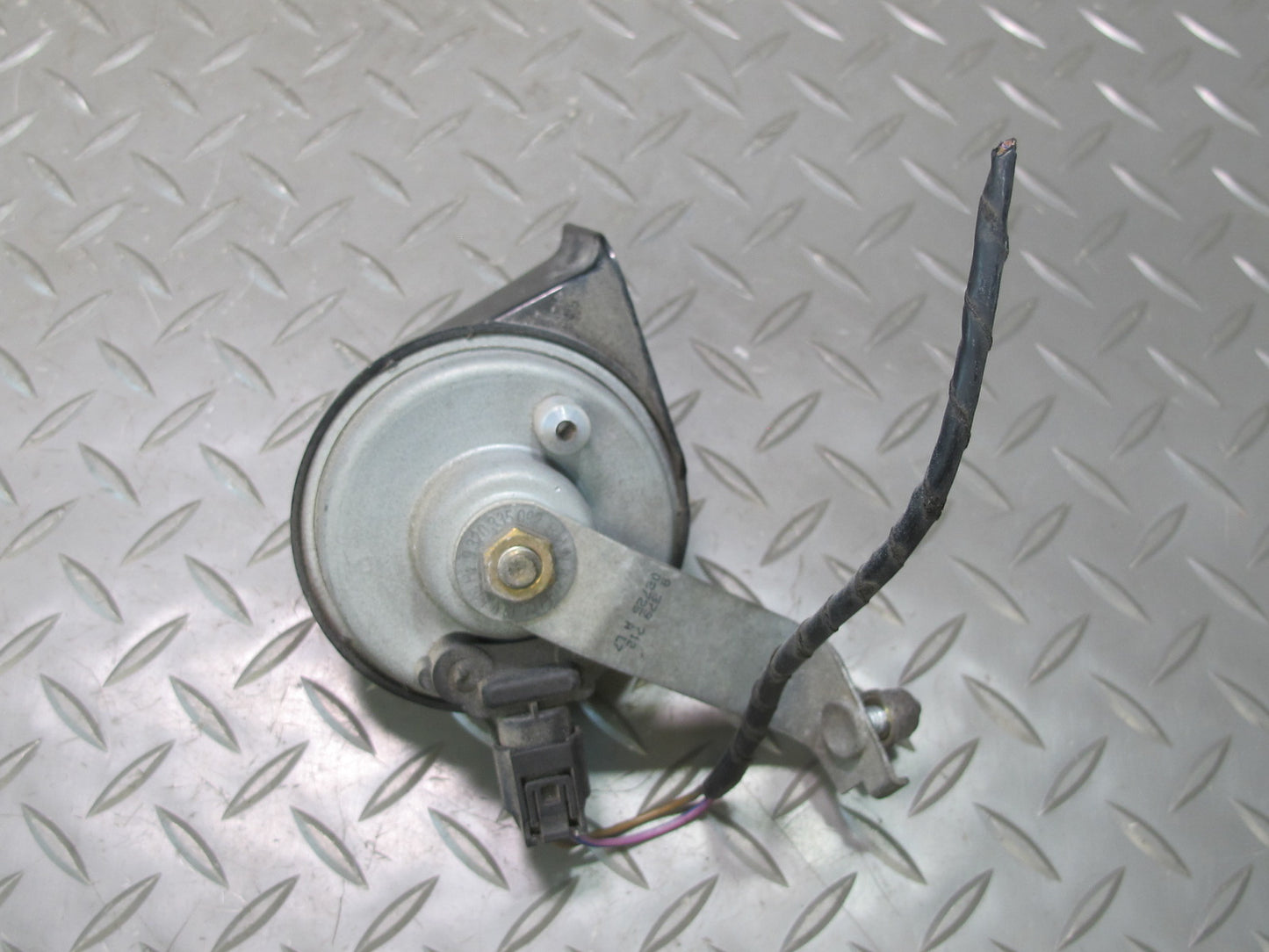 01-06 BMW E46 3-SERIES Set of 2 High & Low Tone Note Pitch Horn Signal OEM