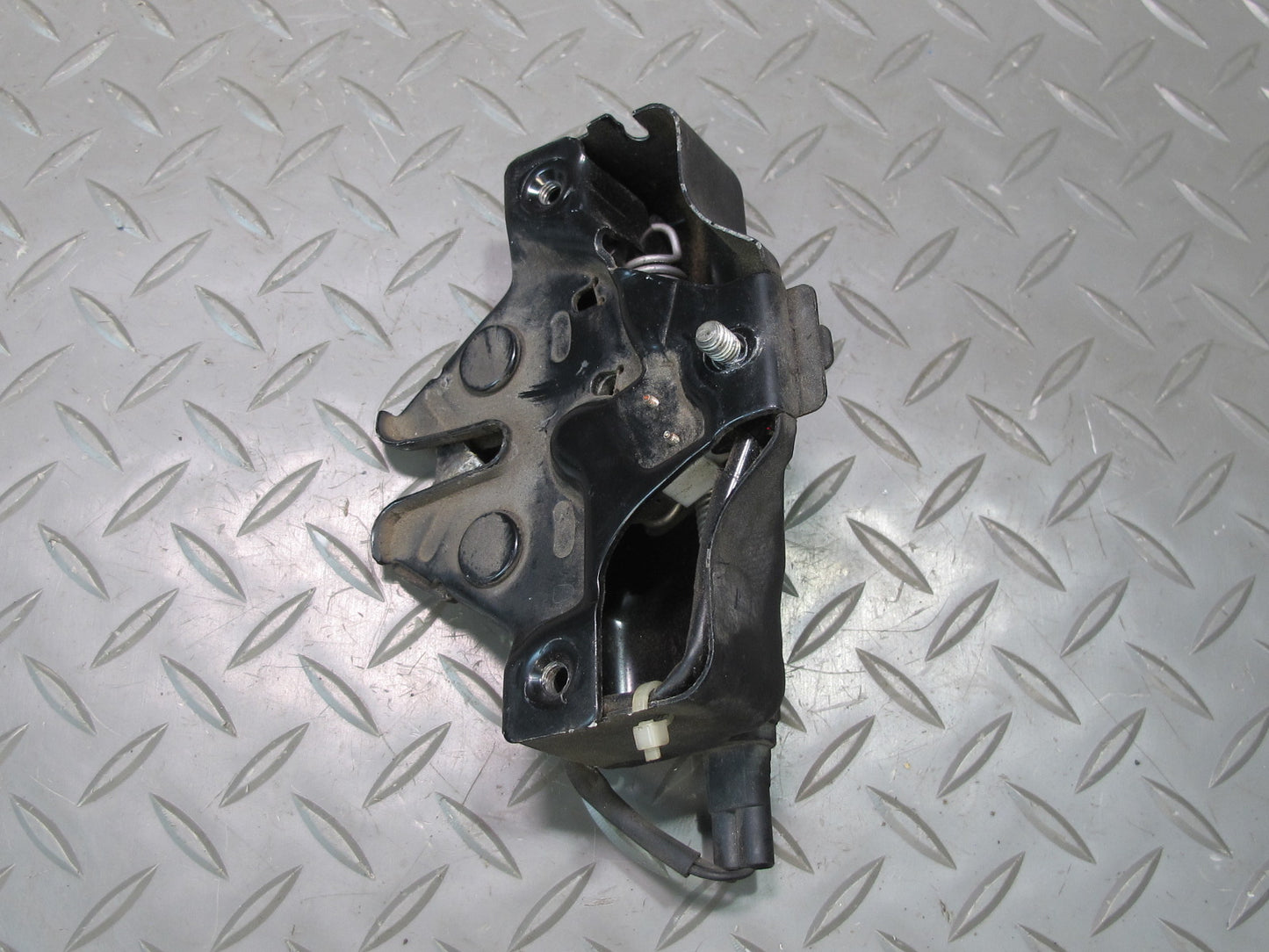 1998-2007 Lexus UZJ100L LX470 Front Hood Lock Latch