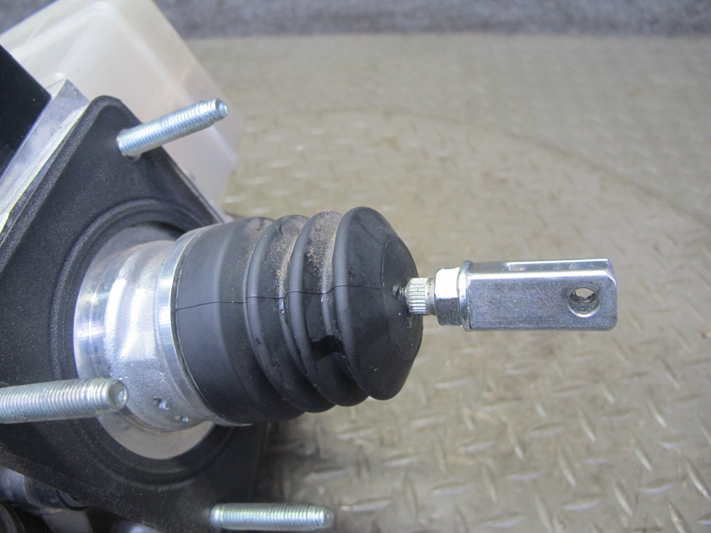 2003-2007 Lexus UZJ100L LX470 Anti Lock ABS Pump Brake Master Cylinder Assembly