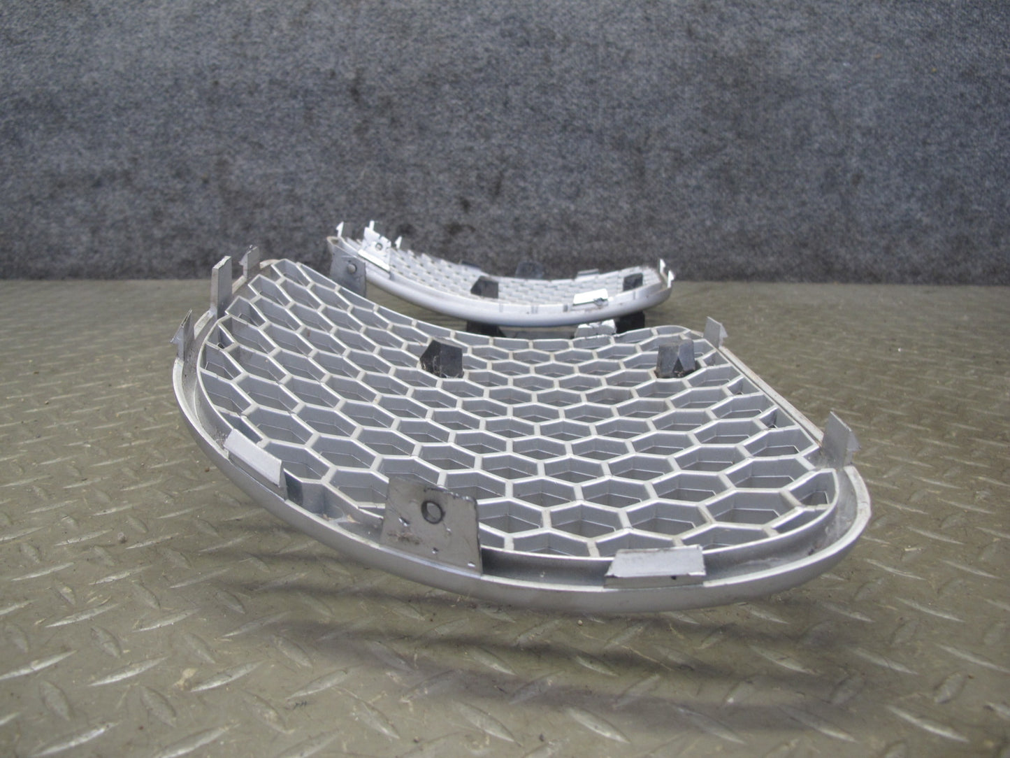 06-09 Pontiac Solstice Front Bumper Right & Left Grille w License Plate Assy OEM