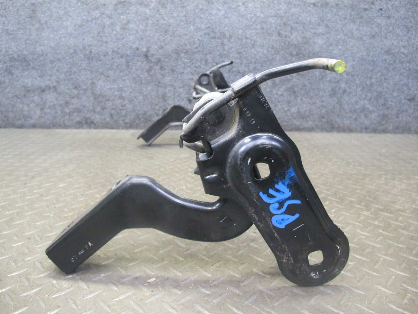 06-10 Pontiac Solstice Saturn SKY Convert Rear Trunk Hinge Bracket 25798535 OEM