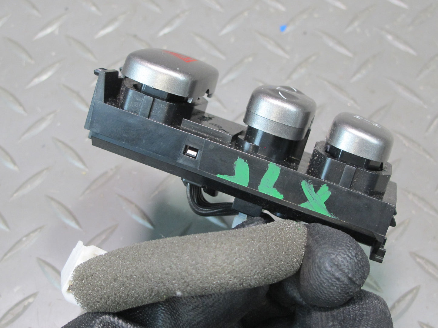 2003-2007 Lexus UZJ100L LX470 Differential Lock Hazard Control Switch