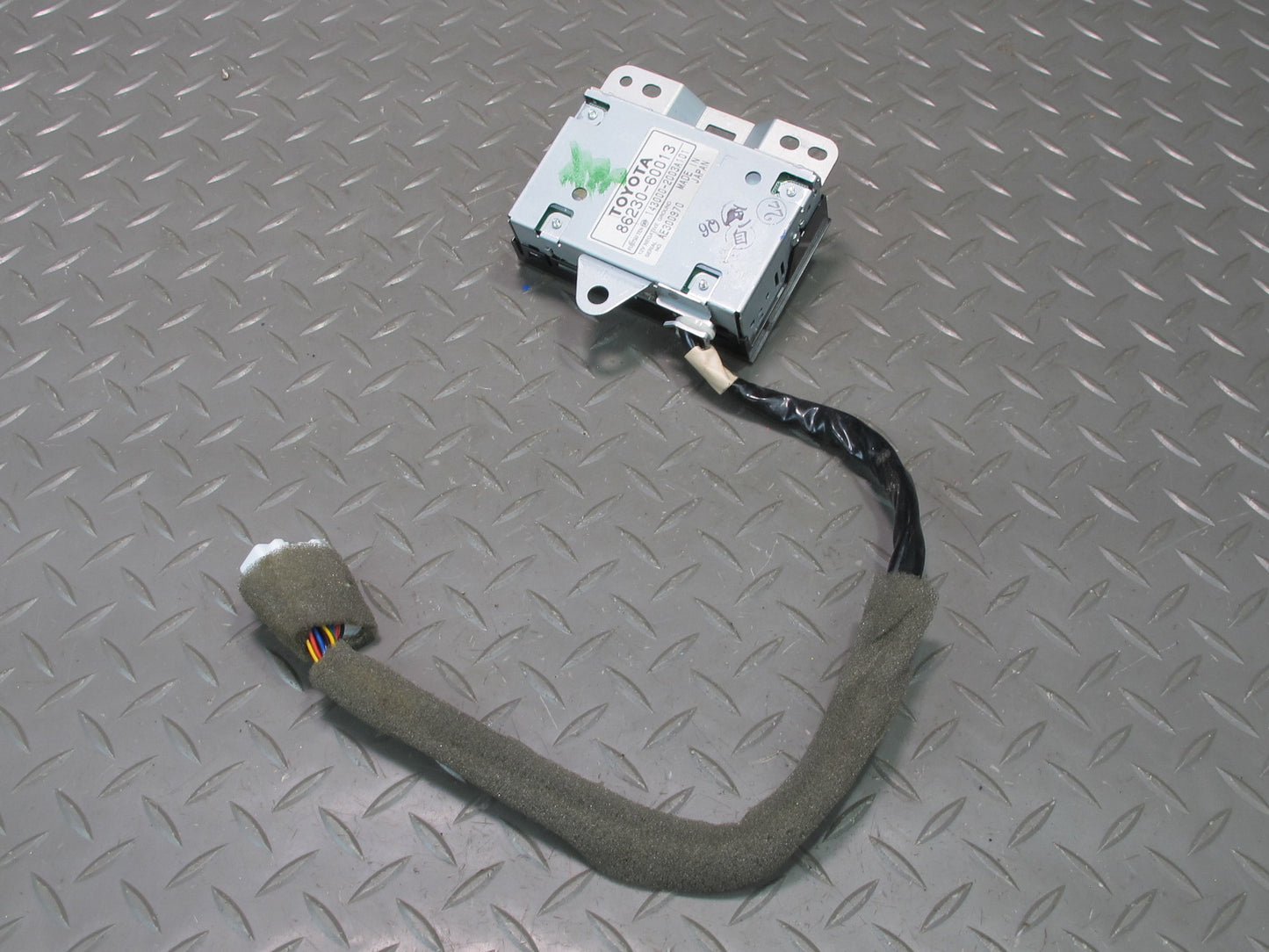 2005-2007 Lexus UZJ100L LX470 Rear Center Console Audio Stereo Controller