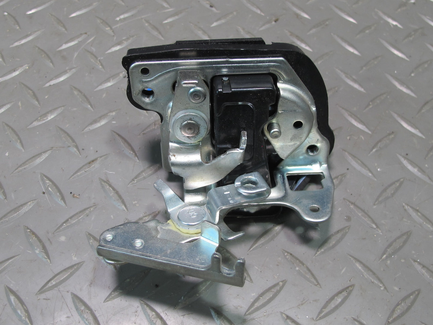 1998-2007 Lexus J100 LX470 Rear Left Side Back Door Hatch Tail Gate Lock Latch