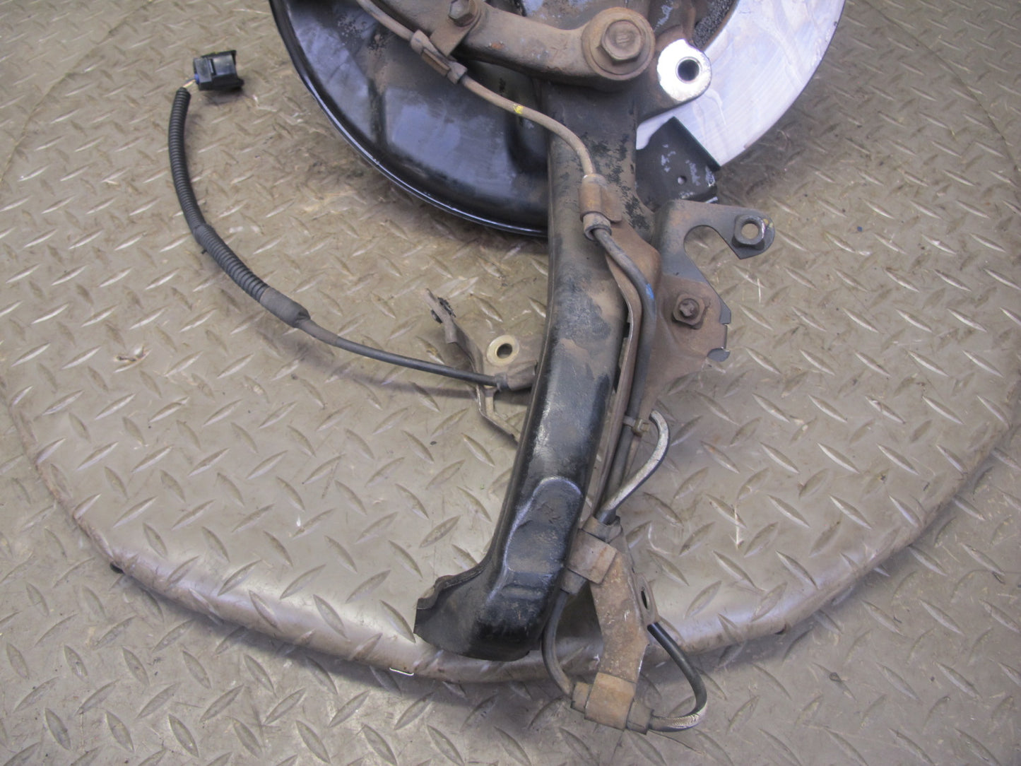 2003-2007 Lexus J100 LX470 Front Left Driver Side Spindle Knuckle Wheel Hub