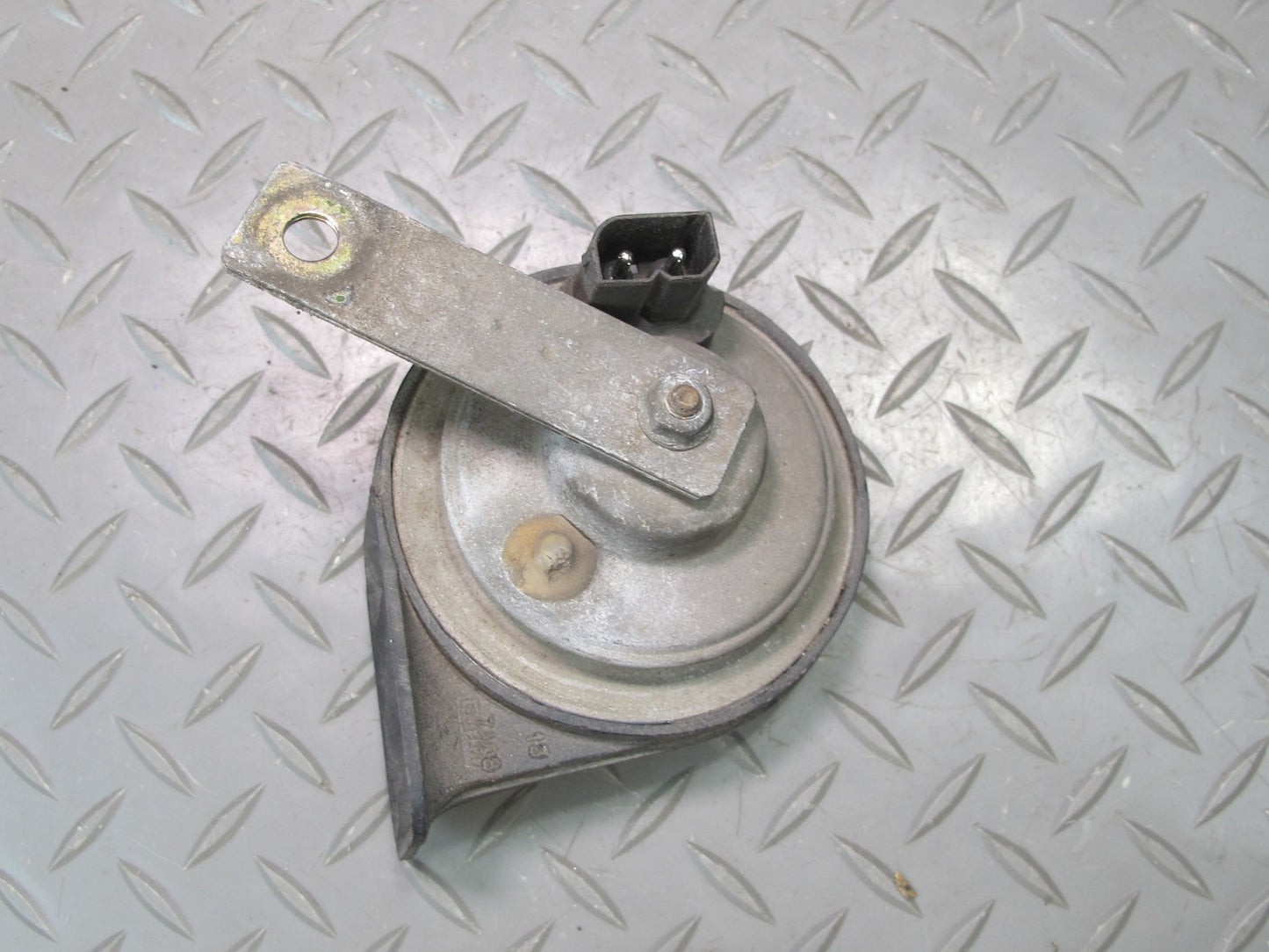 93-99 BMW E36 328iC Set of 2 High & Low Tone Note Pitch Horn Signal OEM