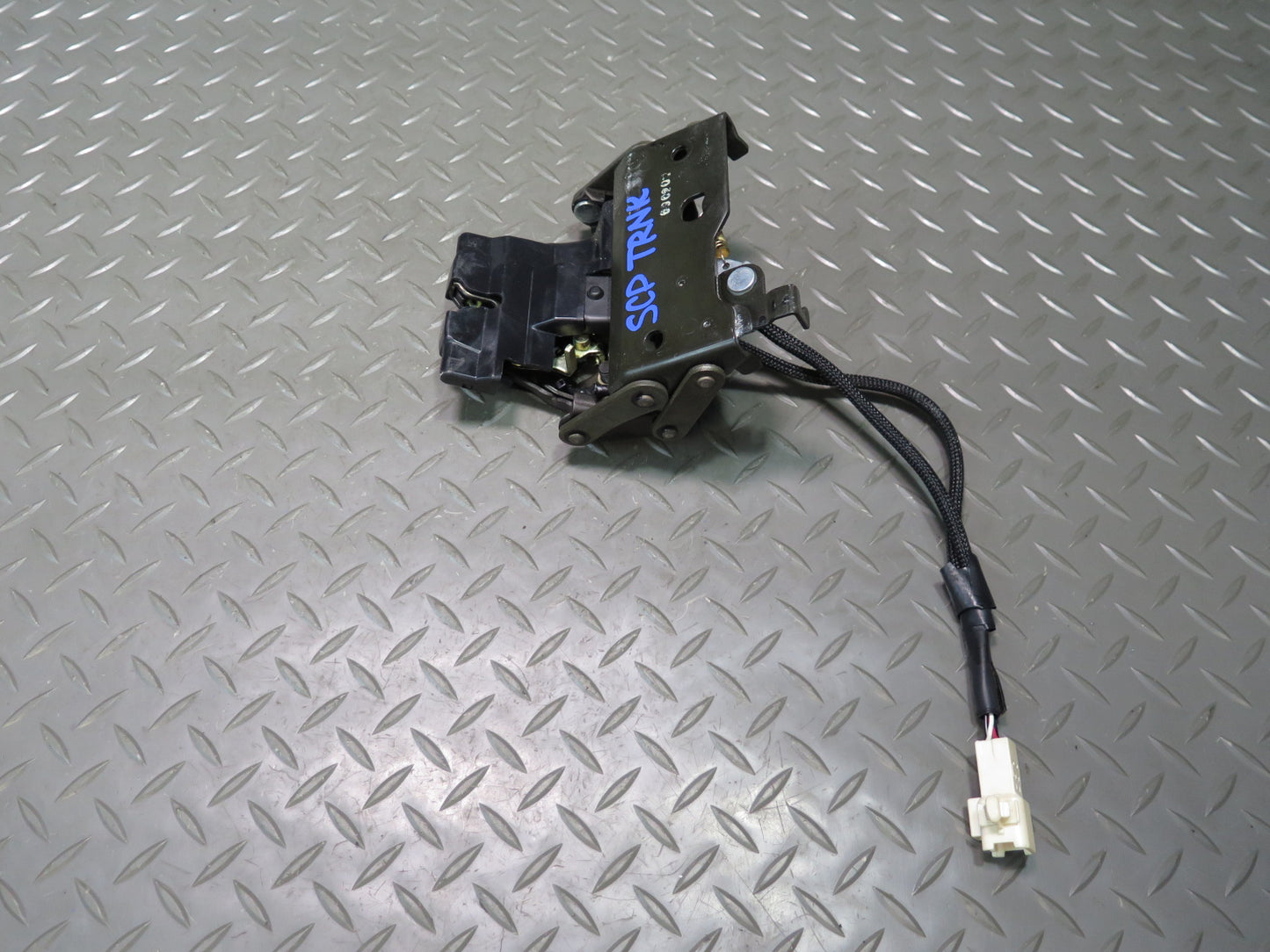 02-10 Lexus Z40 SC430 Rear Trunk Lid Lock Latch Actuator OEM