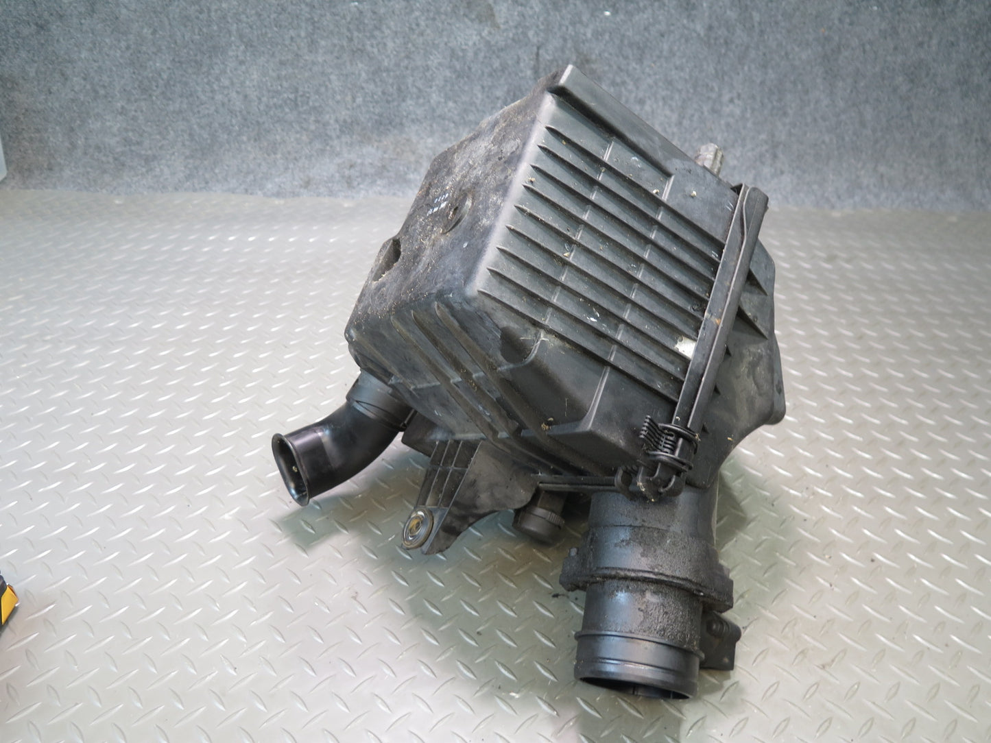 99-01 VW Eurovan 2.8L Air Intake Cleaner Filter Box w MAF Sensor 022129601D OEM