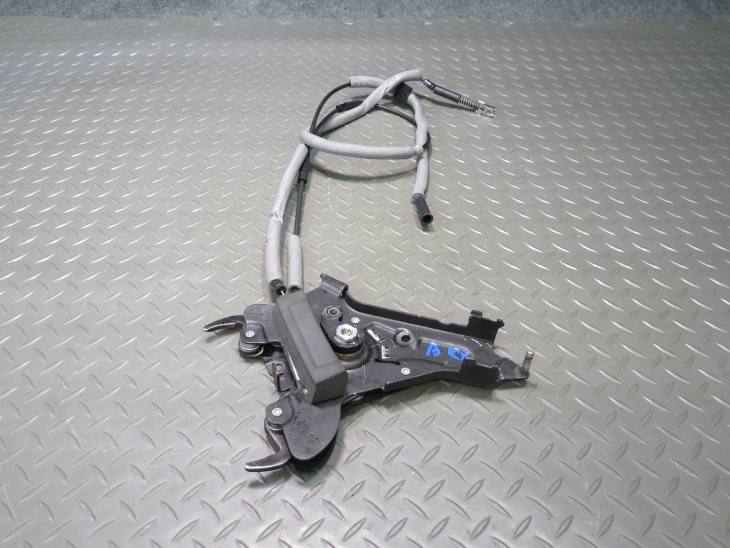 2004-2009 Cadillac XLR Convertible TOP Roof Center Lock Latch W/ Cable