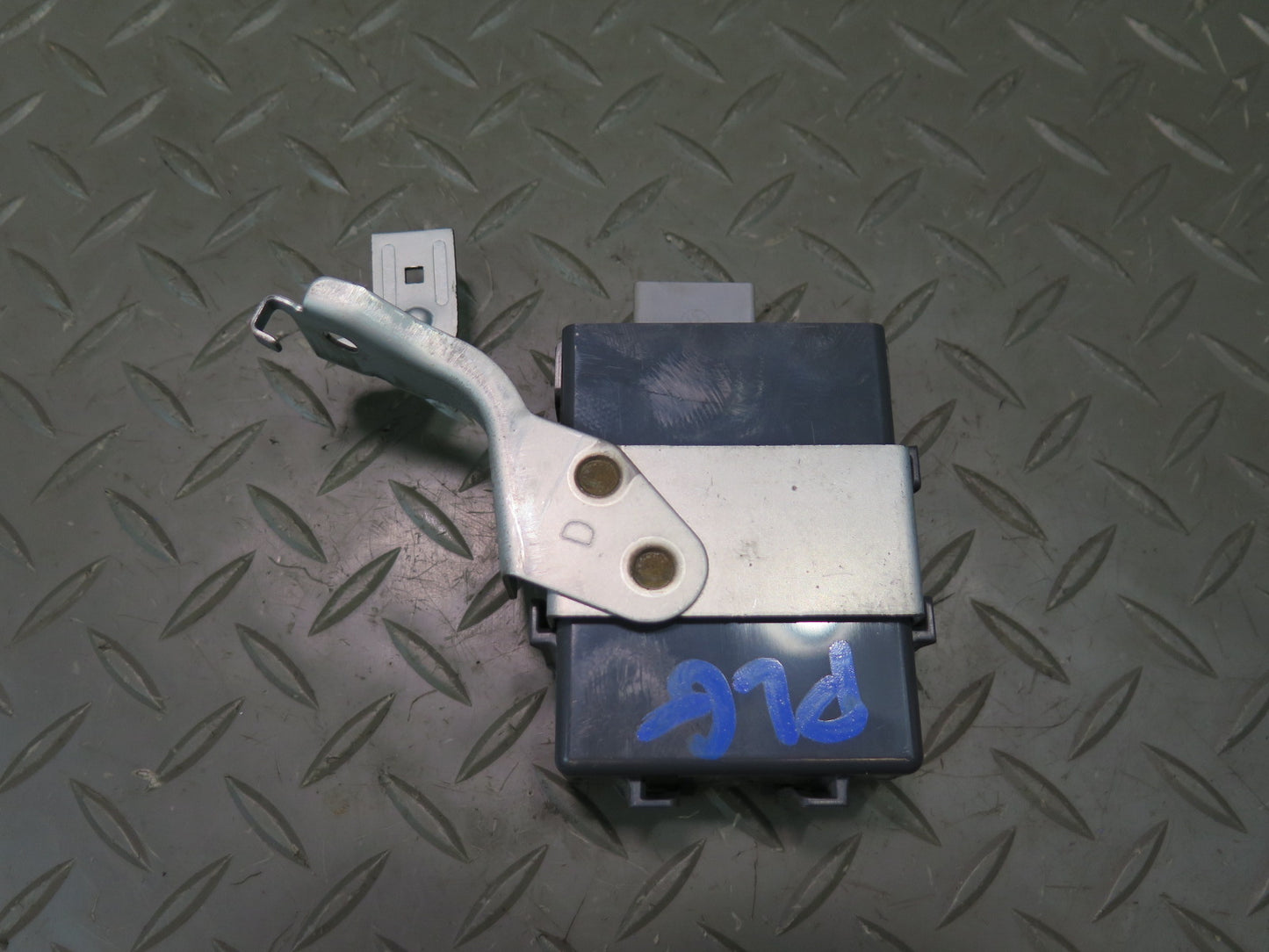 01-05 Lexus UZS161L GS300 GS430 Network Gateway Control Module 89111-30010 OEM
