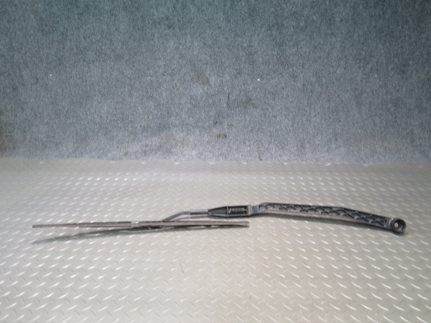 98-05 Lexus UZS161L GS300 GS400 GS430 Set of 2 Front Left & Right Wiper Arm OEM