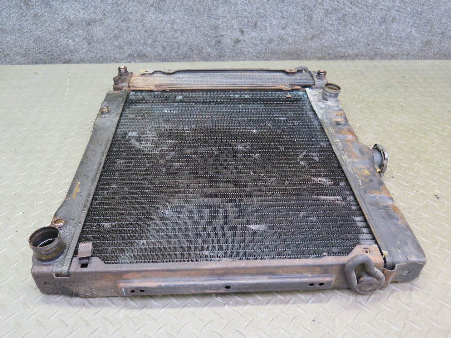 75-76 Mercedes W115 300SD Engine Cooling Radiator w Cap & Oil Cooler 14K OEM