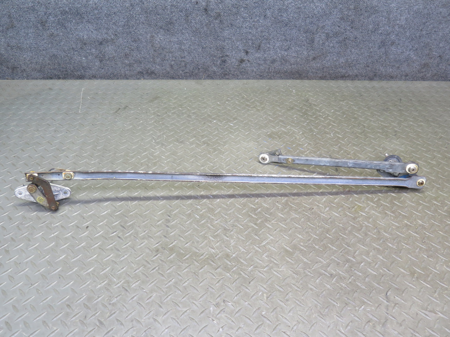75-76 Mercedes W115 300SD Windshield Wiper Transmission Linkage w Motor Set OEM