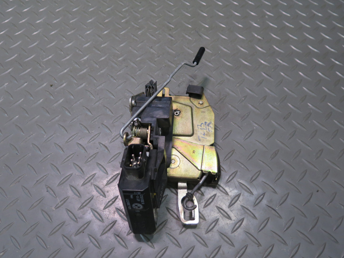 94-99 BMW E36 318ti Coupe Convertible Front Right Door Lock Latch Actuator OEM