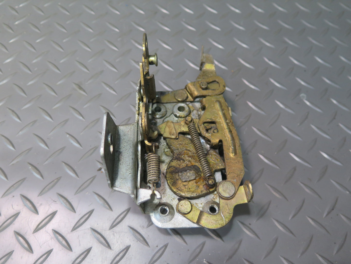 83-89 BMW E24 633CSi 635CSi Front Left Driver Door Lock Latch Catch OEM